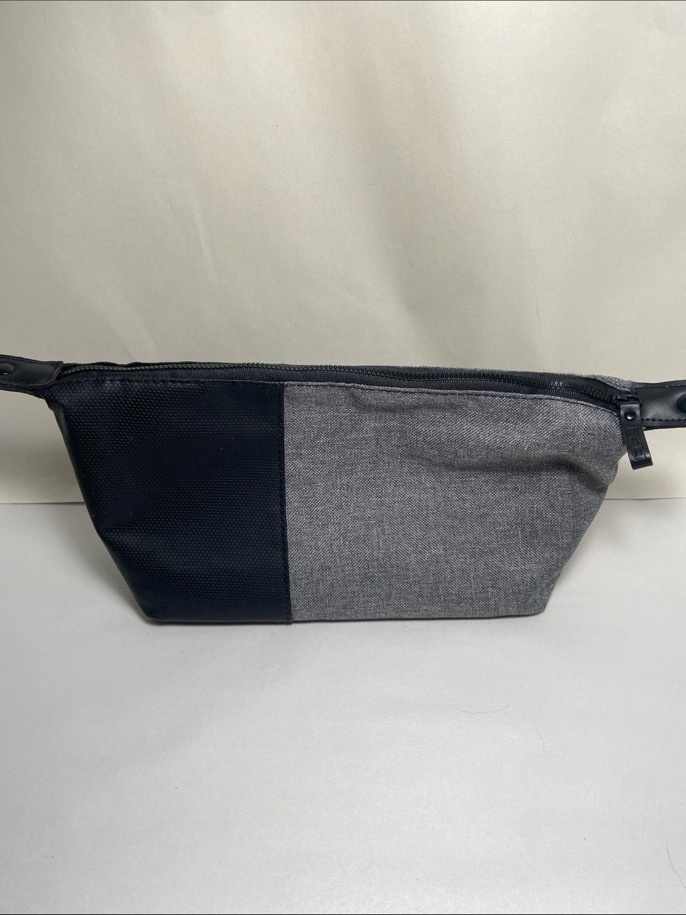Axe Two-Tone Gray and Black shave Bag